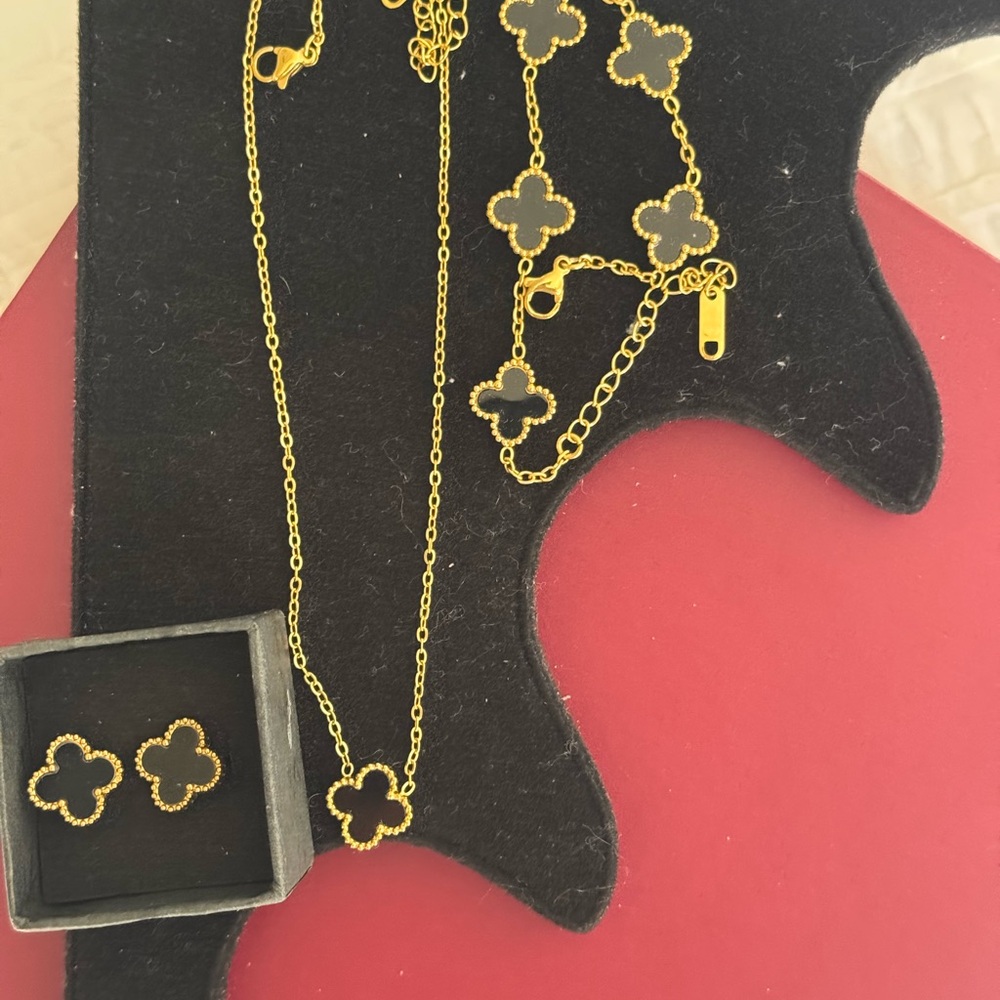 Elegant Gold Clover Jewelry Set